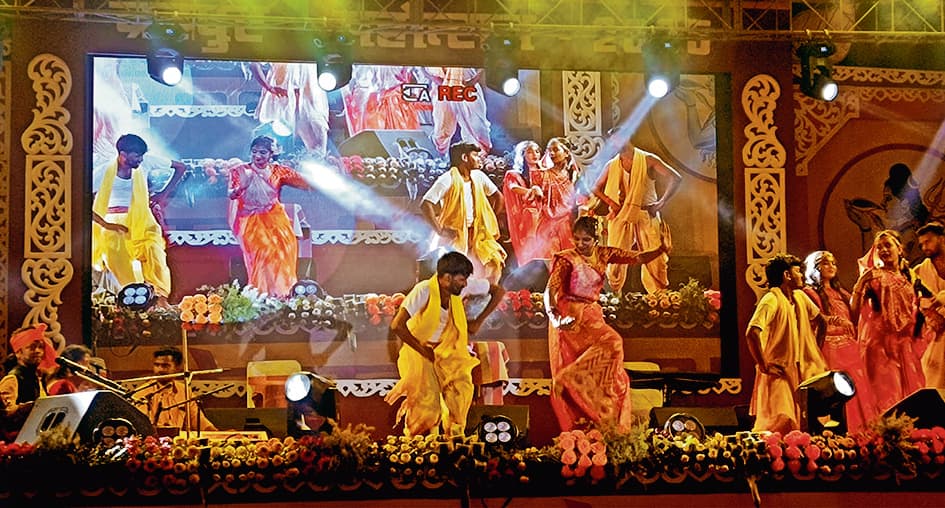 Buxar News: ब्रह्मपुर महोत्सव में कलाकारों ने झुमाया