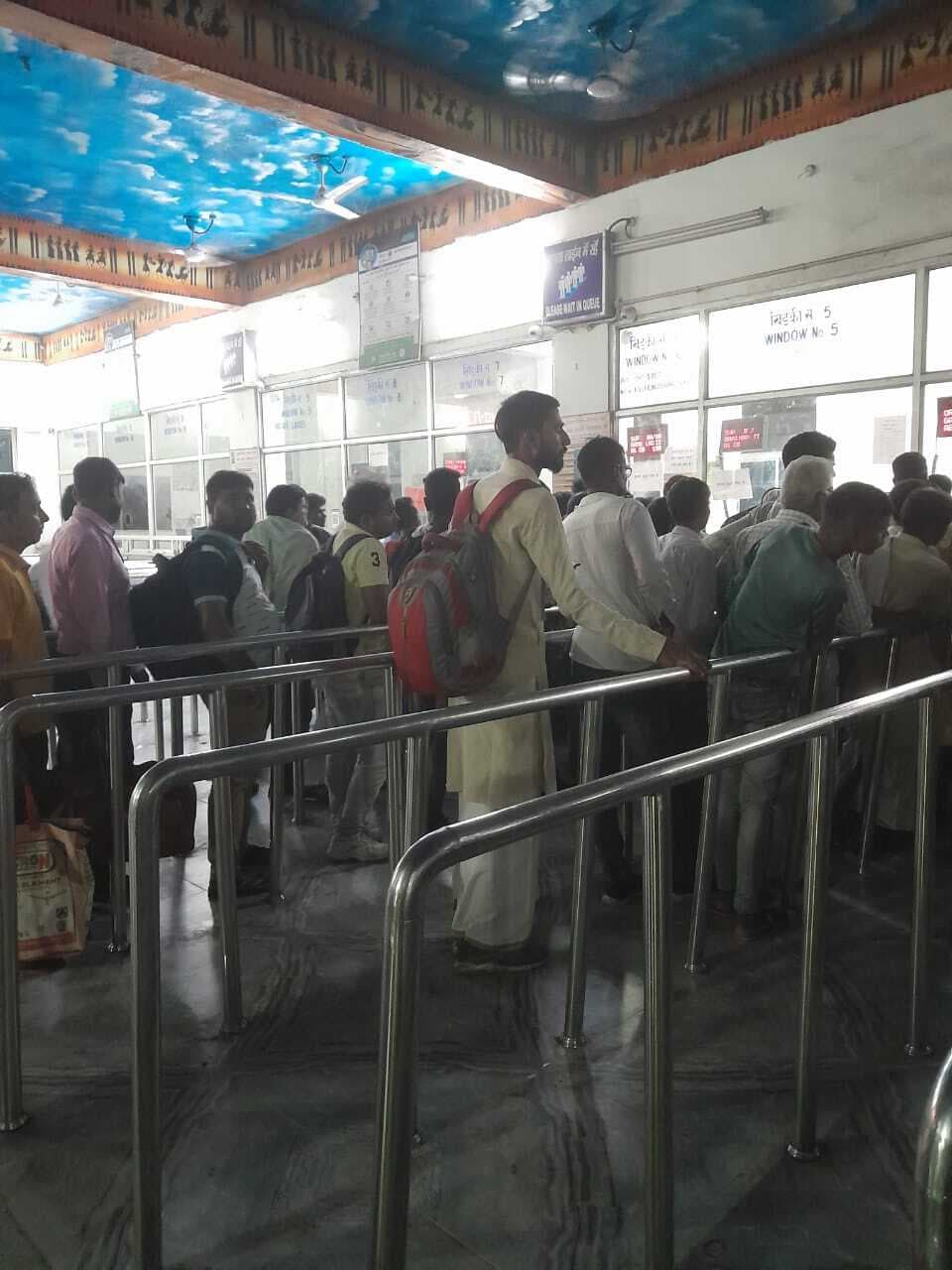 Gaya News : होली स्पेशल ट्रेनें चलने से राहत, टिकटों की बुकिंग में तेजी