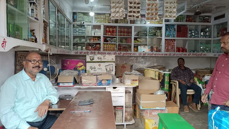 Madhubani News : लोगों में छाने लगा होली का सुरुर, बाजार में बढ़ी रौनक