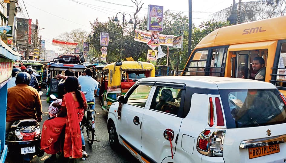 Hajipur News : होली की खरीदारी को लेकर जुट रही भीड़ से चरमरायी ट्रैफिक व्यवस्था