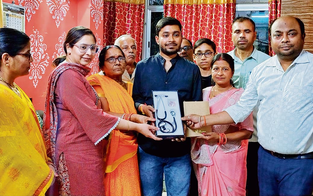 Hajipur News : रूस के मेडिकल कॉलेज में दाखिला पाकर डॉ आदित्य रंजन ने बढ़ाया मान