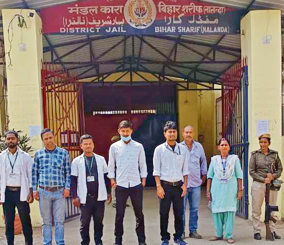 बंदियों की नियमित जांच को लेकर चिकित्सकों की टीम गठित