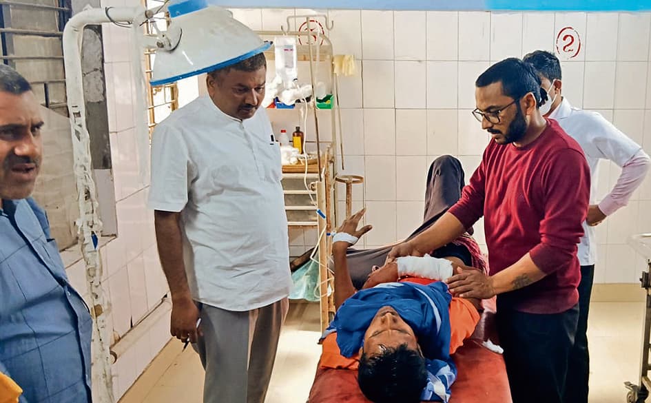 Hajipur News : बदमाशों ने दरवाजे पर बैठे युवक को मारी गोली, रेफर