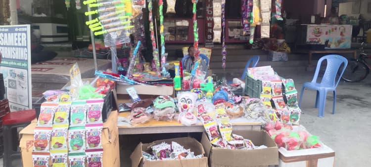 शहर की दुकानों में होली को लेकर सज चुकी है रंग-गुलाल व मुखौटा