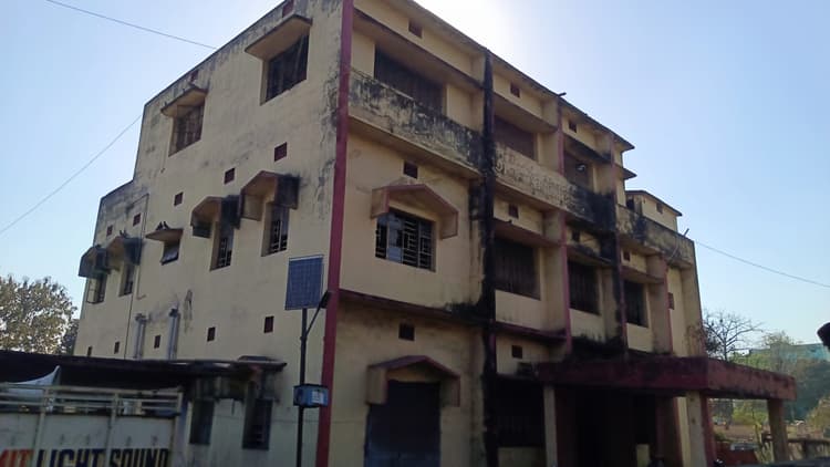 Bokaro News : फुसरो का डॉ राजेंद्र प्रसाद स्मृति भवन हो गया जर्जर