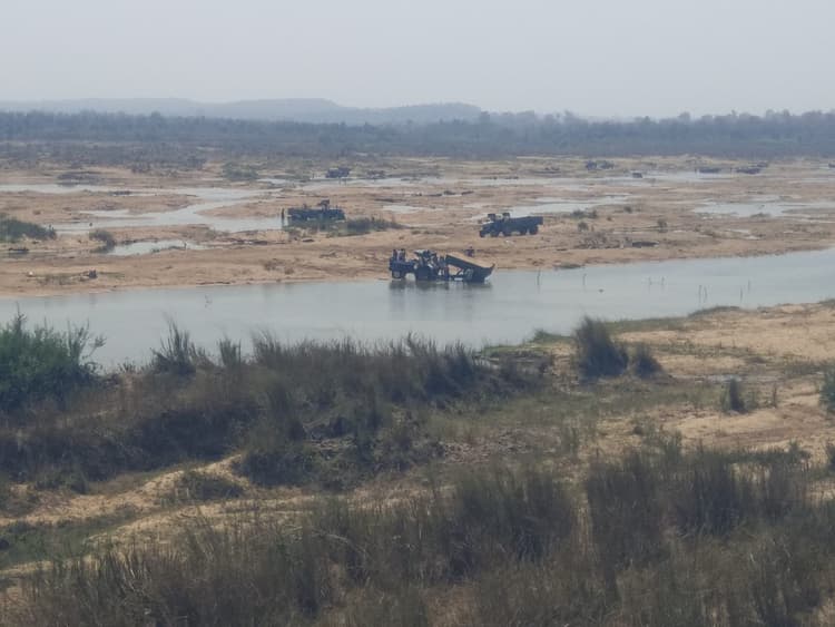 Bokaro News : अवैध बालू खनन से खतरे में नदी का अस्तित्व