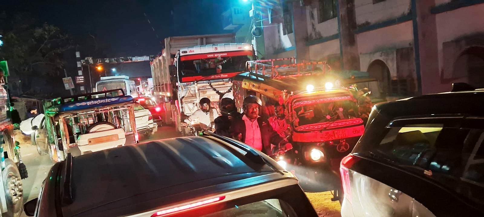 Bhagalpur news अकबरनगर में आठ घंटा महाजाम में सैकड़ों ट्रक फंसे