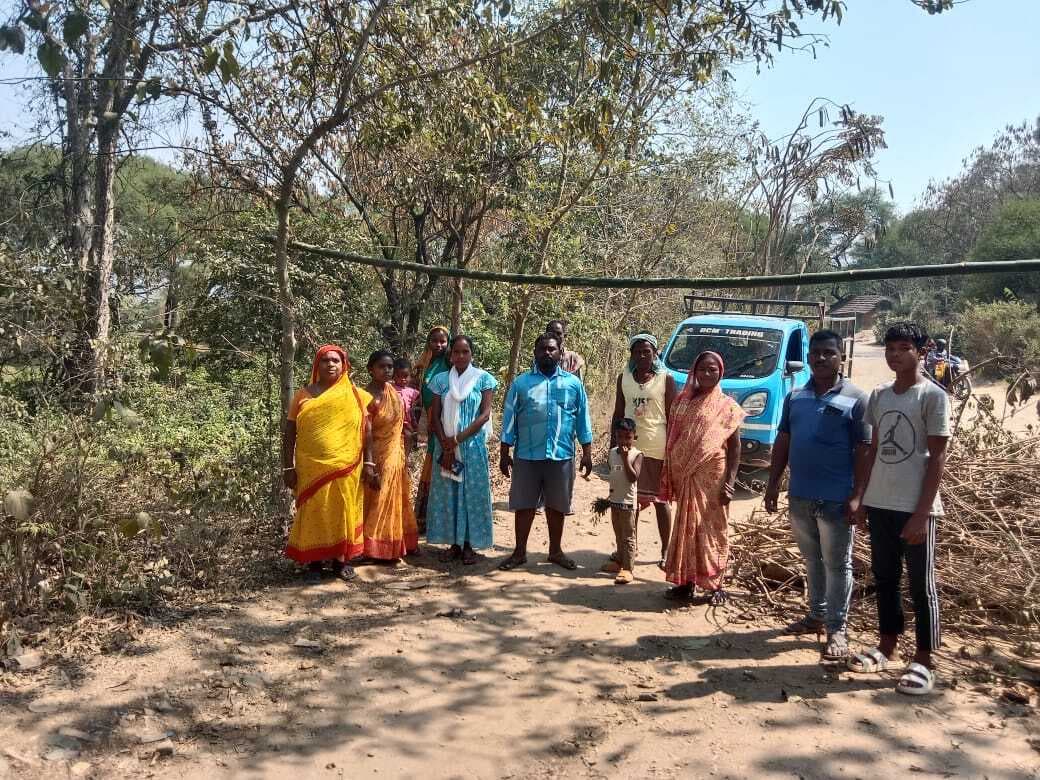 East Singhbhum News : बागजाता में दूसरे दिन भी रैयत ने सड़क जाम रखा, माइंस में उत्पादन और अयस्क ढुलाई ठप