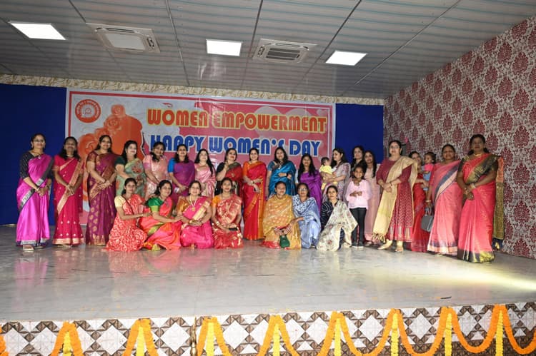 West Singhbhum News : अपने मान-सम्मान के लिये हमेशा आगे आयें महिलाएं : निक्की