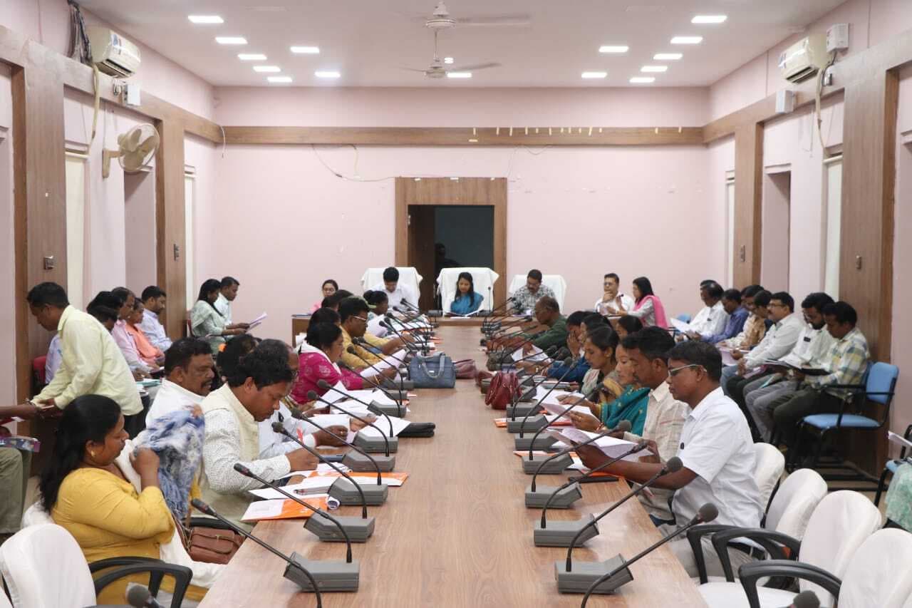 Chaibasa News : जिले के छूटे 1127 गांवों में जल्द पहुंचेगी बिजली