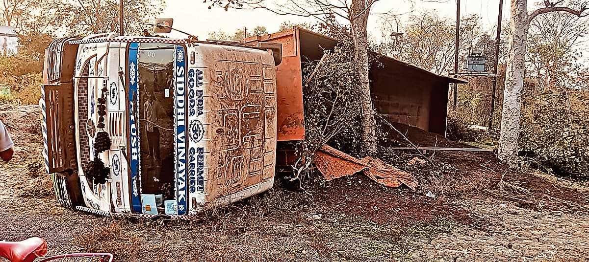 seraikela kharsawan news: सारंगपोसी गांव के तीखा मोड़ के पास लौह अयस्क लदा ट्रेलर पलटा, बाल-बाल बचा चालक