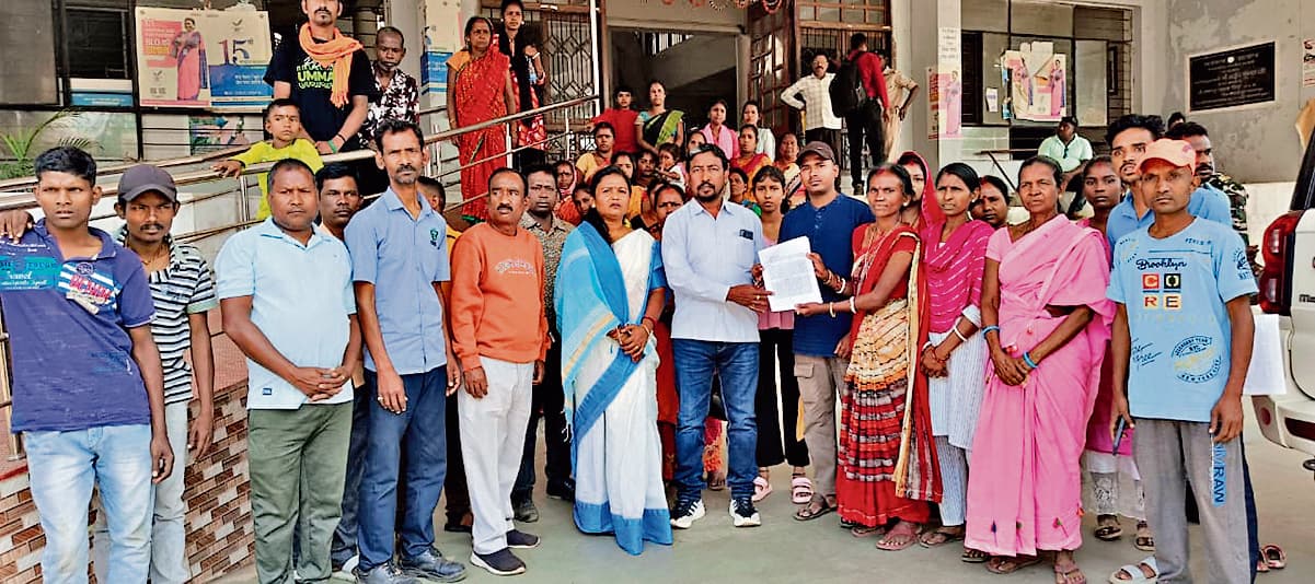 seraikela kharsawan news: दलित बस्ती को 15 दिनों में खाली करने का आदेश, विरोध में डीसी ऑफिस पहुंचे लोग