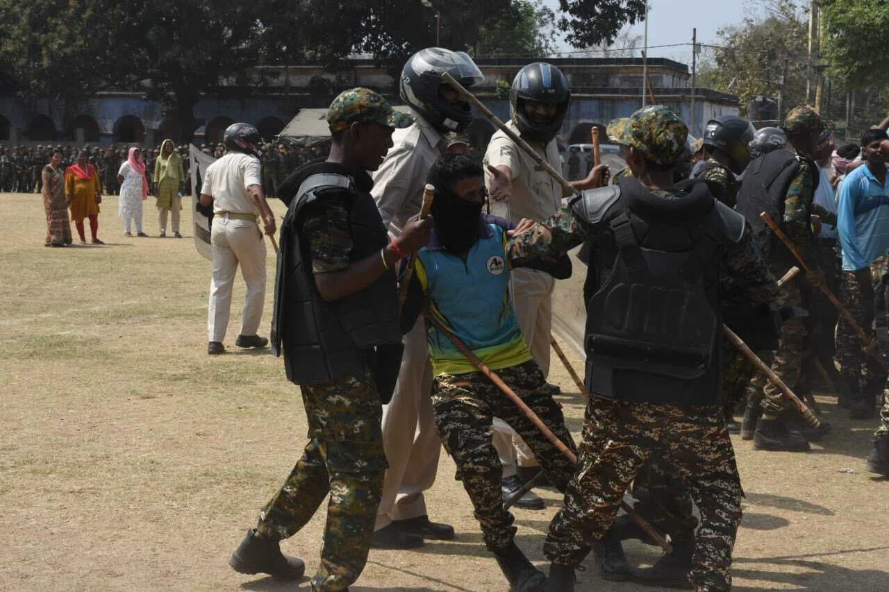 Dhanbad News: त्योहार में हुड़दंगियों से निबटने के लिए पुलिस ने किया मॉकड्रिल