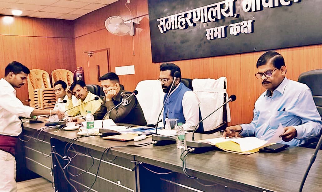 Gopalganj News  : थानों में लगे सीसीटीवी कैमरे खराब, एजेंसी को डीएम ने दिया अल्टीमेटम