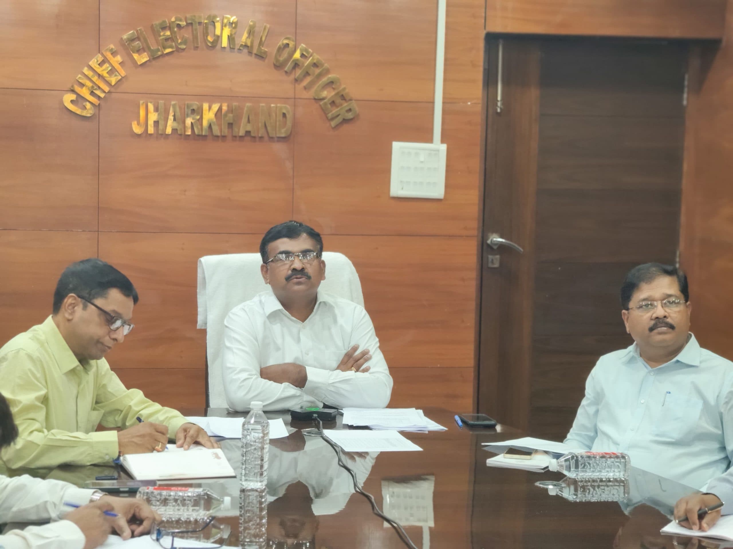 Ranchi News : मतदाता पहचान पत्र के लंबित आवेदन जल्द निबटायें : सीइओ