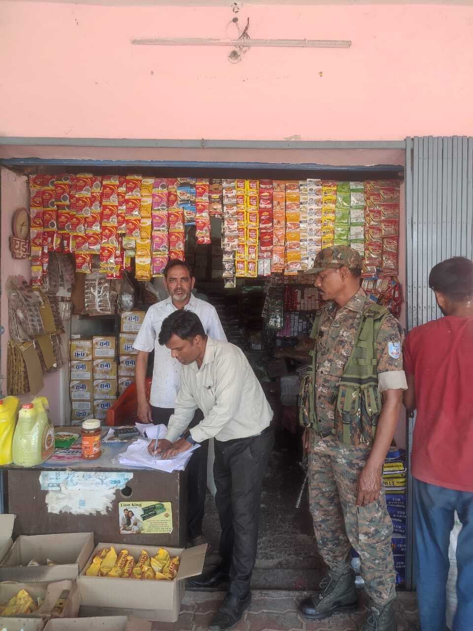 मिठाई दुकानों का औचक निरीक्षण, लगाया जुर्माना