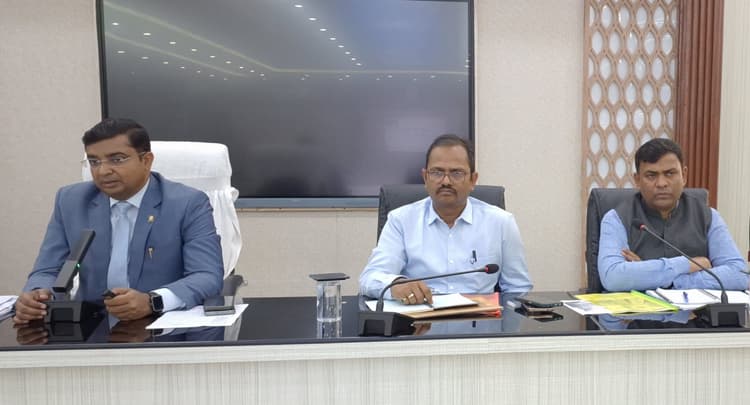 गर्मी को देखते हुए खराब पड़े सभी चापाकल को अविलंब दुरूस्त करें : डीएम