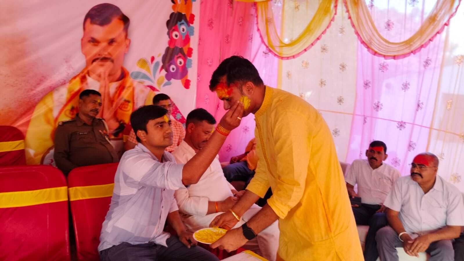 बगाही में होली मिलन समारोह में गुलाल लगाकर दी बधाई