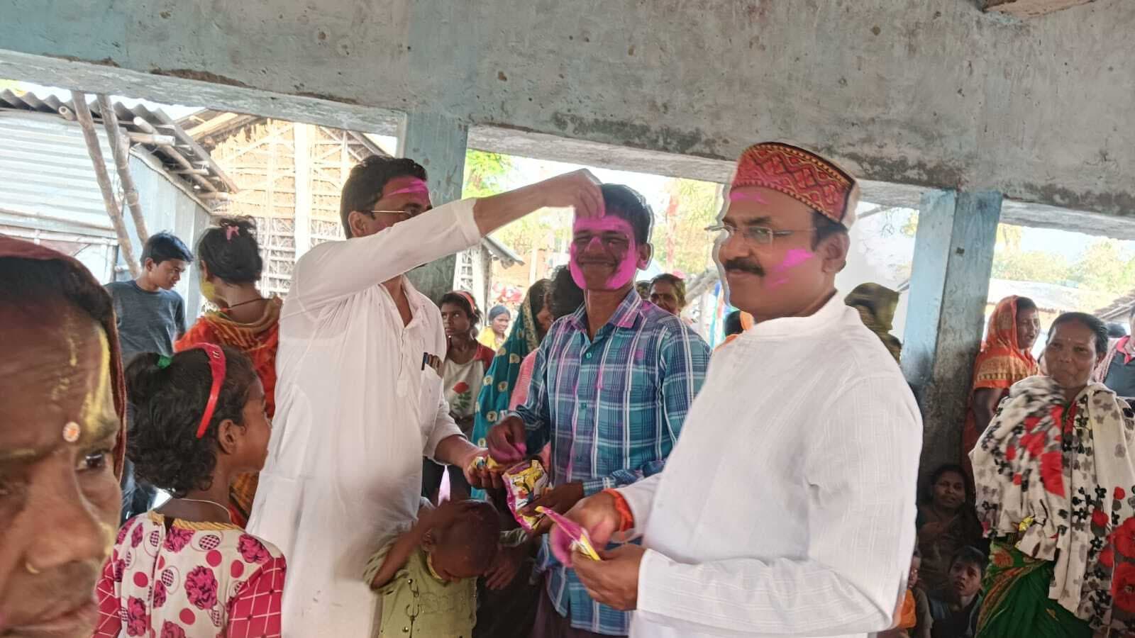 होली मिलन समारोह का आयोजन कर सौहार्द का संदेश दिया