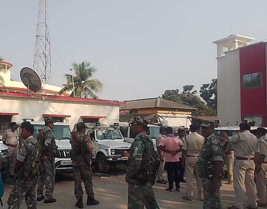 होली और रमजान को लेकर पुलिस के जवानों ने किया फ्लैग मार्च