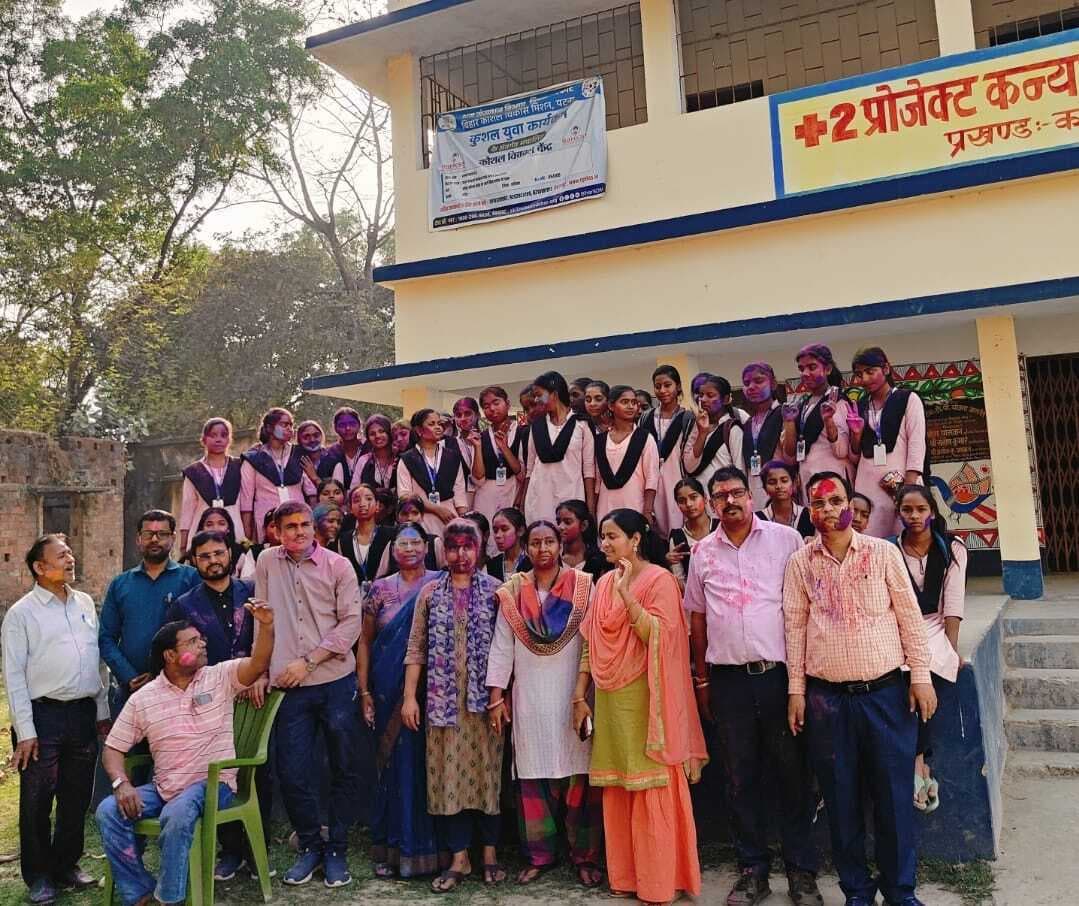 विद्याालय में होली मिलन समारोह का किया गया आयोजन