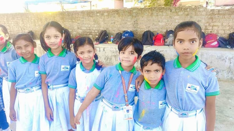 झामुमो के होली मिलन समारोह जुटे लोग