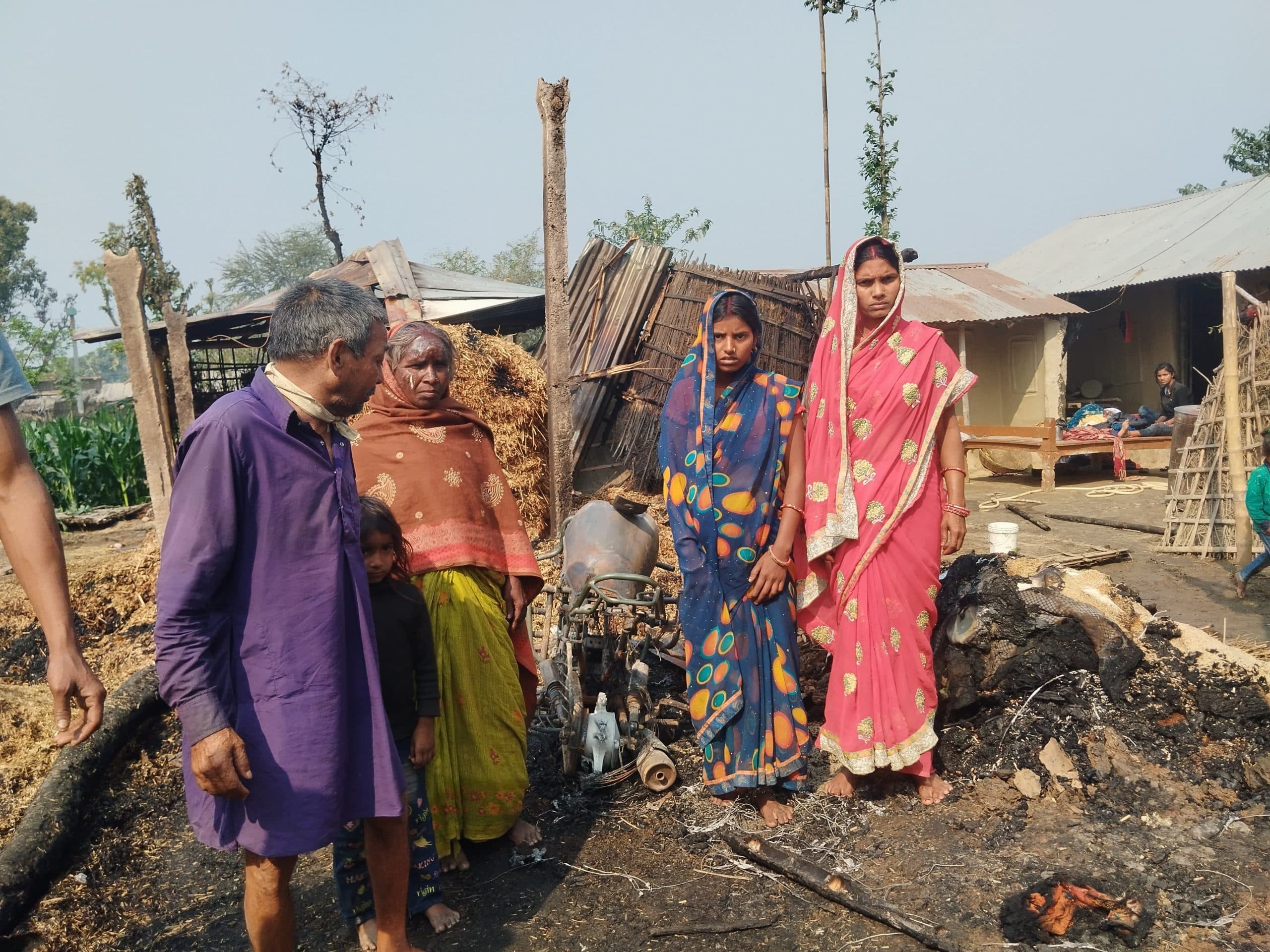 चिंगारी से लगी आग, दो घर खाक