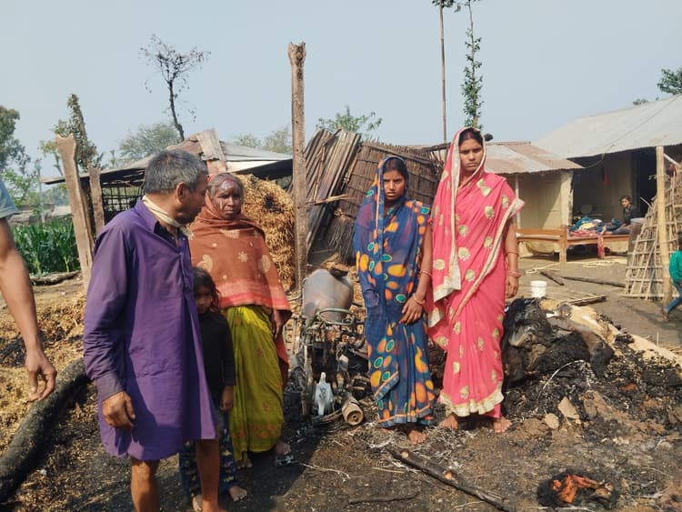 चिंगारी से लगी आग, दो घर खाक
