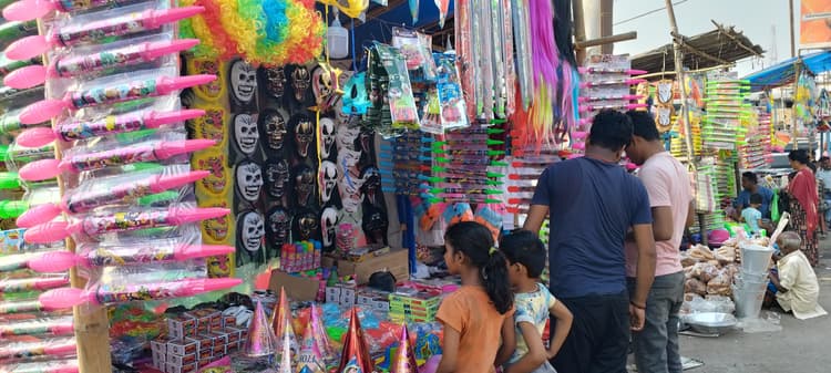 होली को लेकर बाजार में खरीददारी हुई तेज, युवाओं में खासा उत्साह