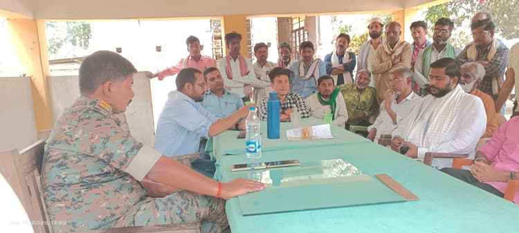 दो पक्षों के बीच उत्पन्न विवाद को लेकर हुई शांति समिति की बैठक