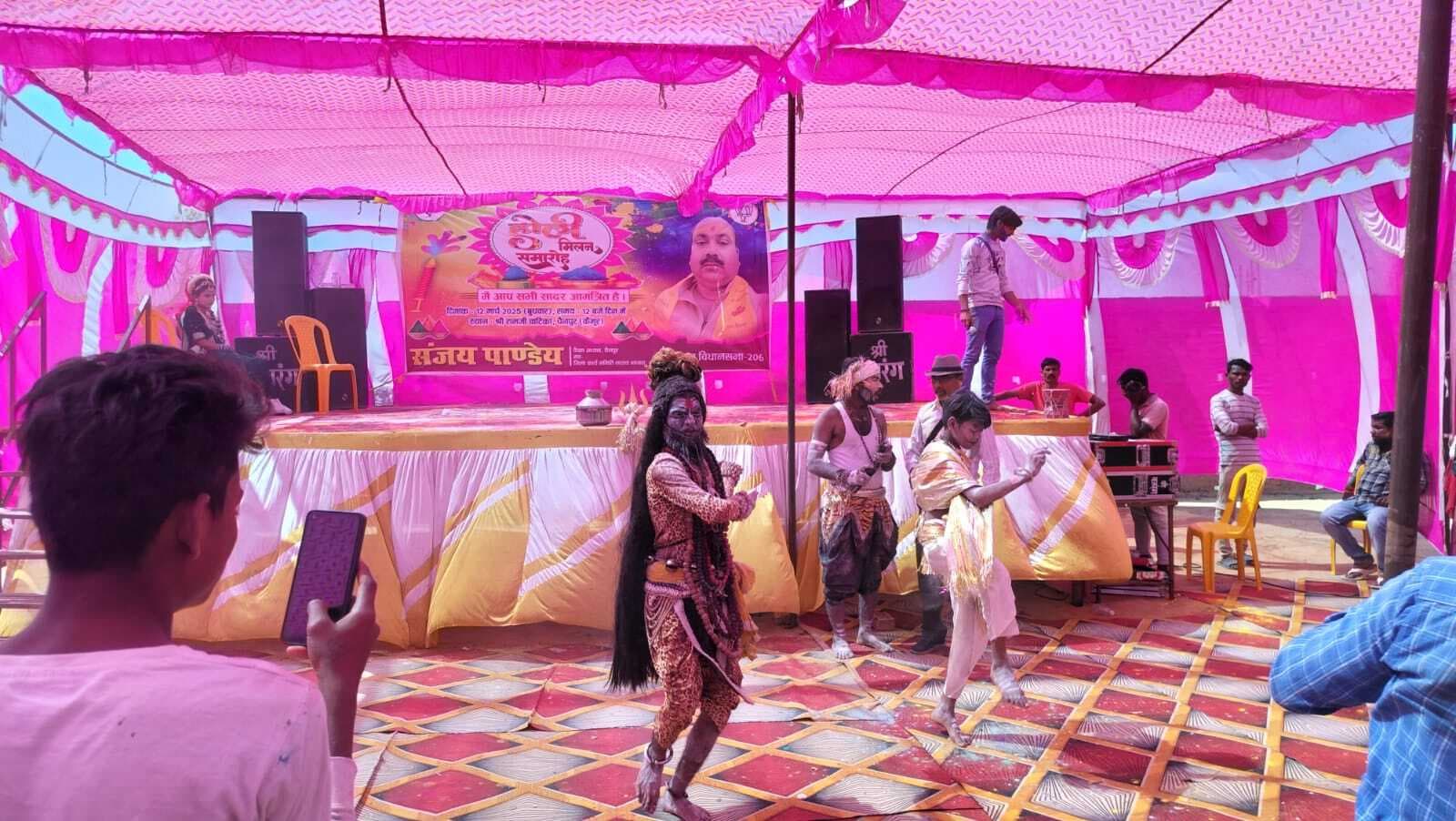 Kaimur News : होली के गीतों पर लोगों ने लगाये ठुमके