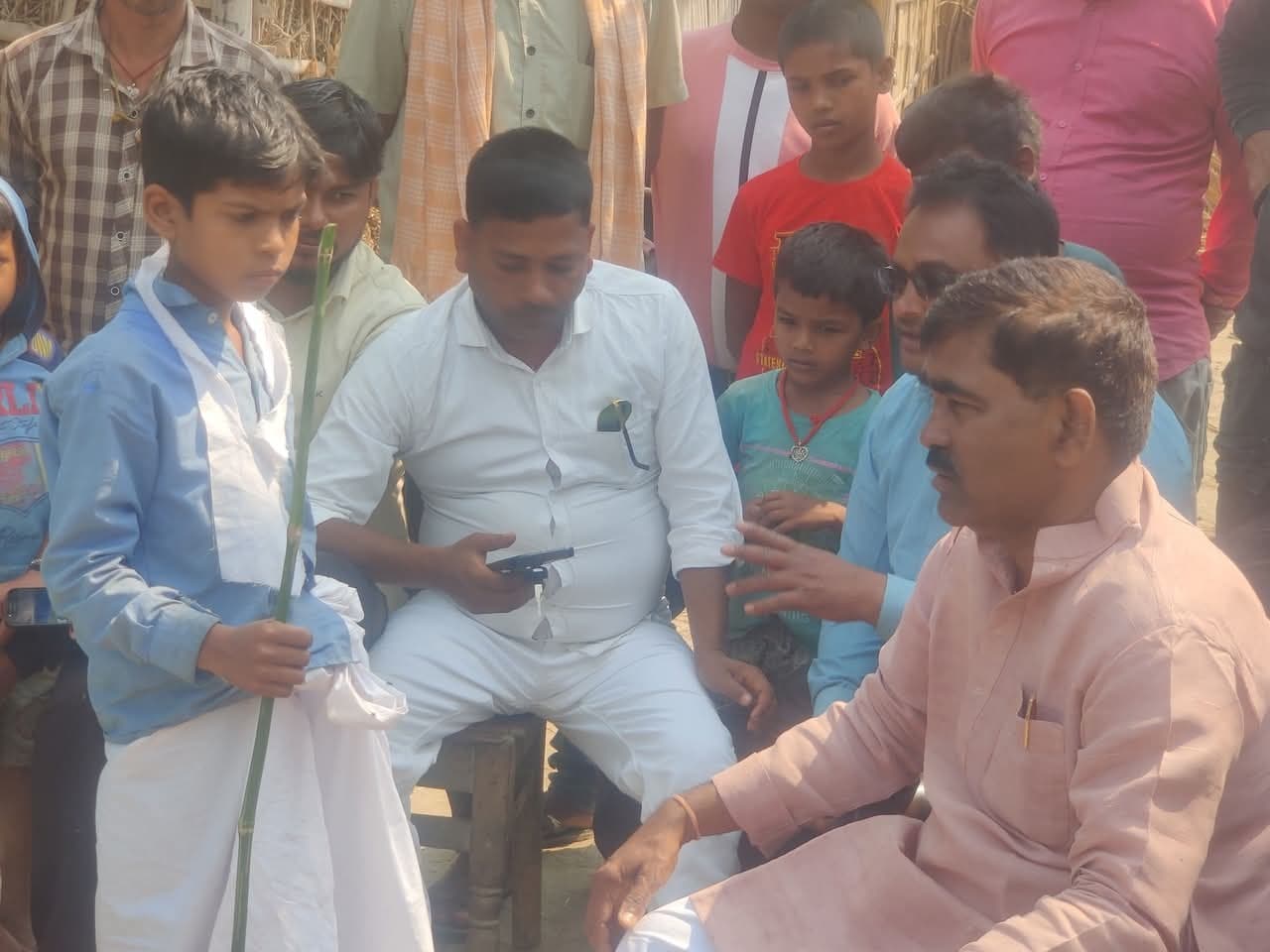 मृतक के परिजनों से मिले ई प्रभाष