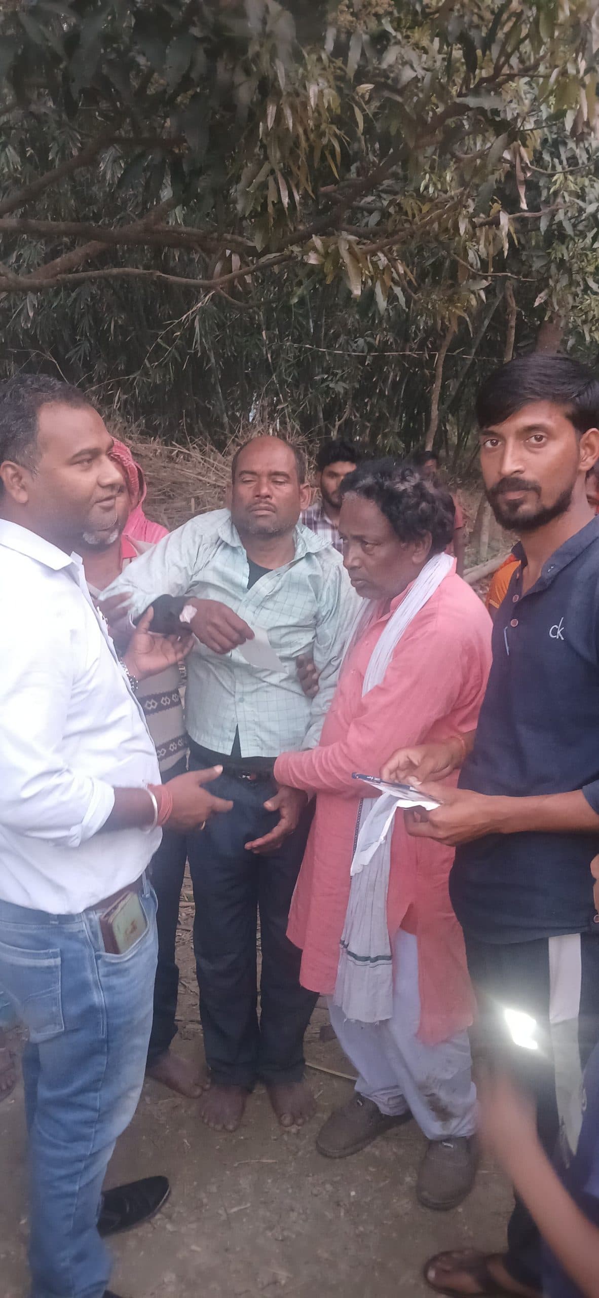 बीडीओ ने मृतक के परिजनों को दिया 20-20 हजार रुपये का चेक