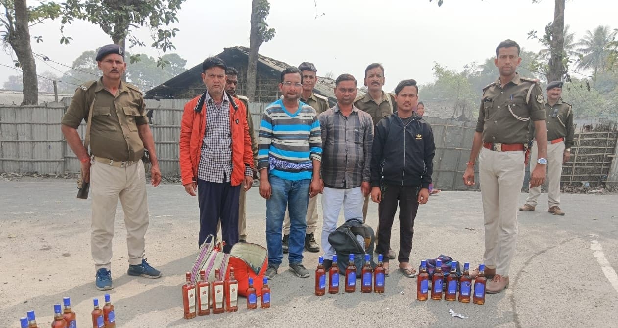 15 लीटर शराब के साथ चार तस्करों को पुलिस ने दबौचा