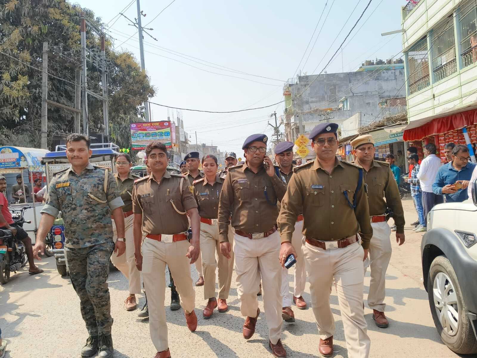 शांतिपूर्ण हाेली मनाने को लेकर निकाला फ्लैग मार्च