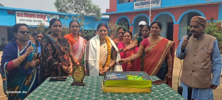 जिला स्तरीय टीएलएम प्रतियोगिता में मवि राघोपुर की शिक्षिका का हुआ चयन