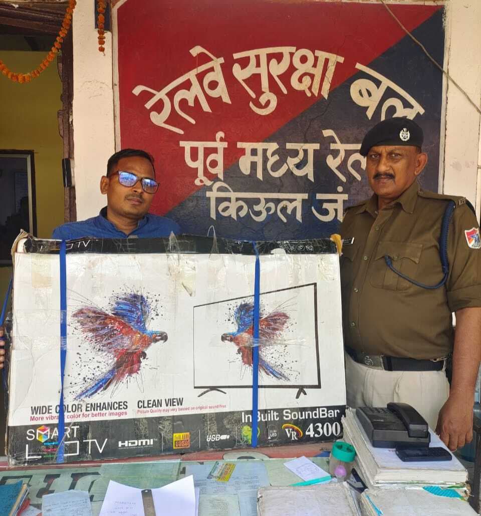 ट्रेन में छूटे सामान को आरपीएफ ने यात्री को किया वापस