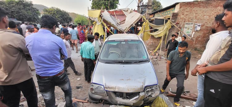 Dhanbad News: तेज गति बाइक कार से कटकरायी, महिला समेत पांच घायल