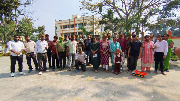 होली के रंग में डूबे पॉलिटेक्निक कॉलेज के शिक्षक व कर्मचारी