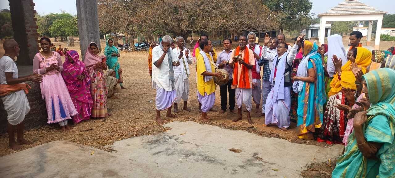 गिरिधारी मंदिर परिसर में पाला कीर्तन शुरू