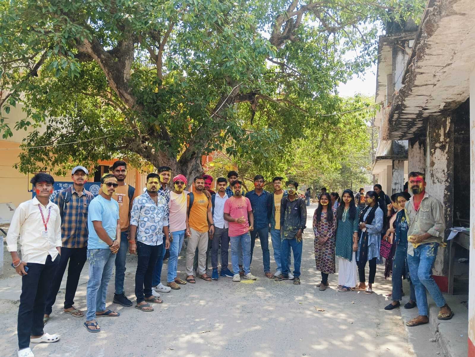 अभाविप के कार्यकर्ताओं ने होली की दी बधाई