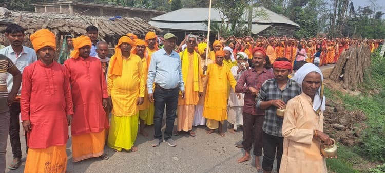 डीहवार बाबा स्थान से निकाली गयी भव्य कलश यात्रा