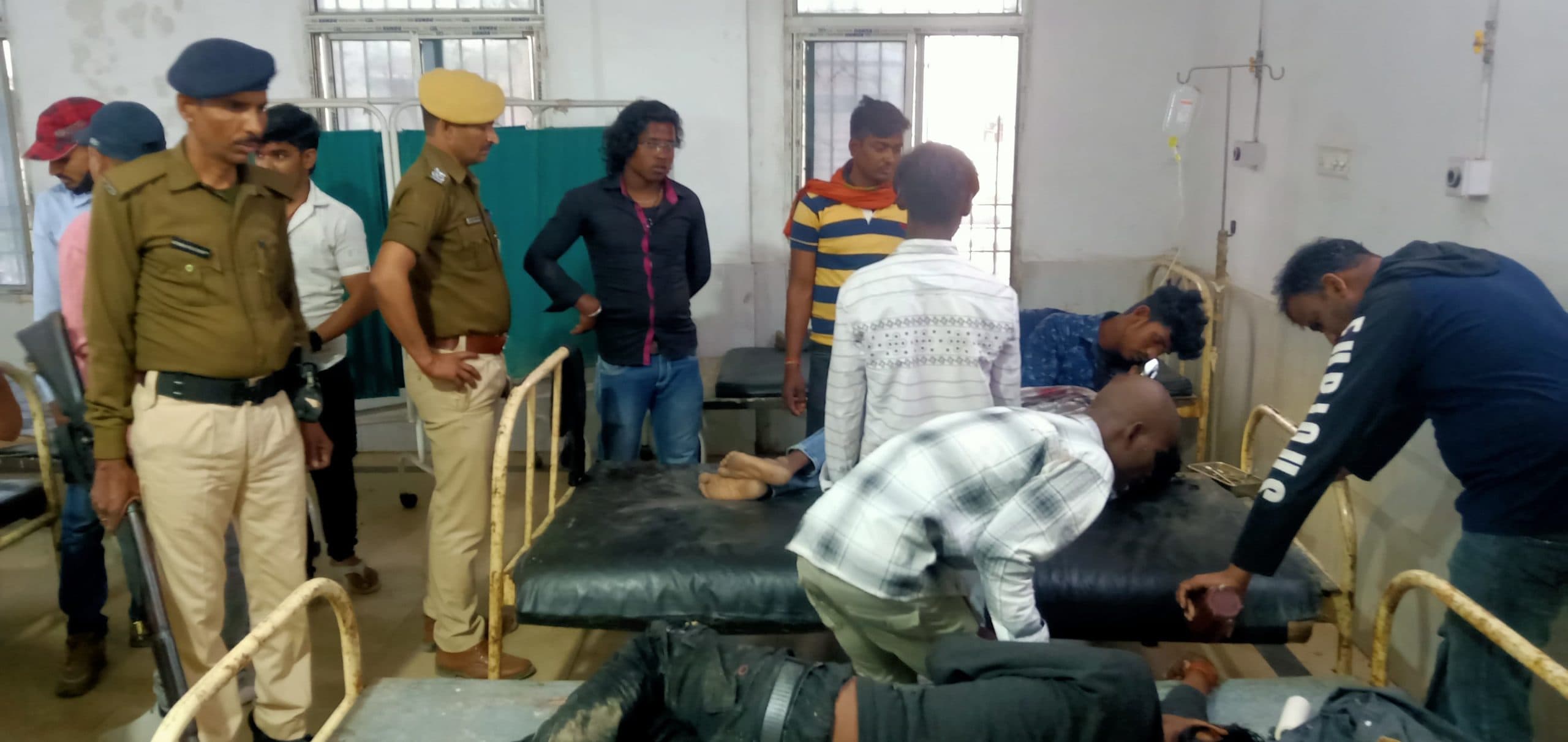 दो बाइकों की आमने-सामने टक्कर में चार युवक गंभीर रूप से जख्मी