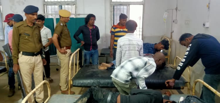 दो बाइकों की आमने-सामने टक्कर में चार युवक गंभीर रूप से जख्मी