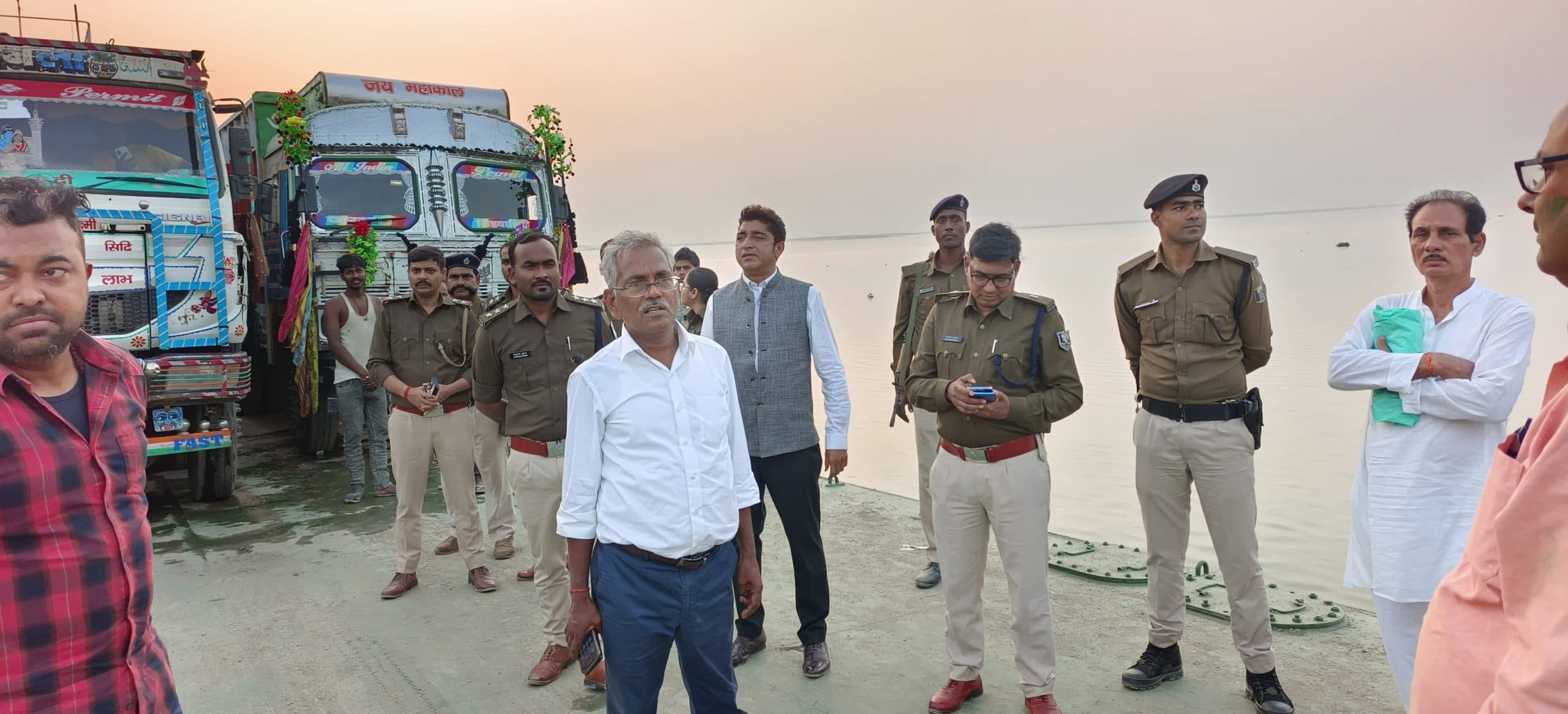 एसडीएम, डीटीओ व एसडीपीओ ने मनिहारी गंगा घाट पर जहाजों का किया जांच