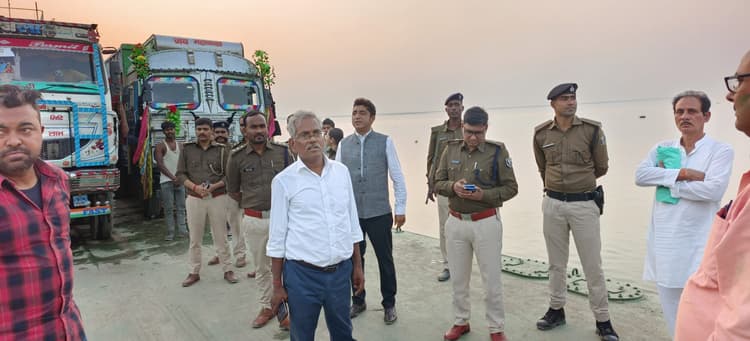एसडीएम, डीटीओ व एसडीपीओ ने मनिहारी गंगा घाट पर जहाजों का किया जांच