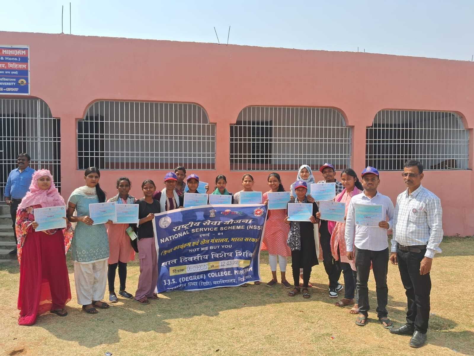 एनएसएस के स्वयंसेवकों को दिया गया प्रमाण-पत्र