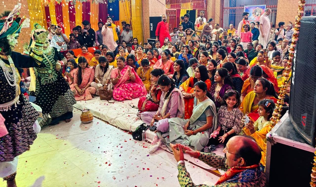 फाल्गुन महोत्सव : देर रात तक भजनों की अमृत वर्षा में भींगते रहे श्रद्धालु