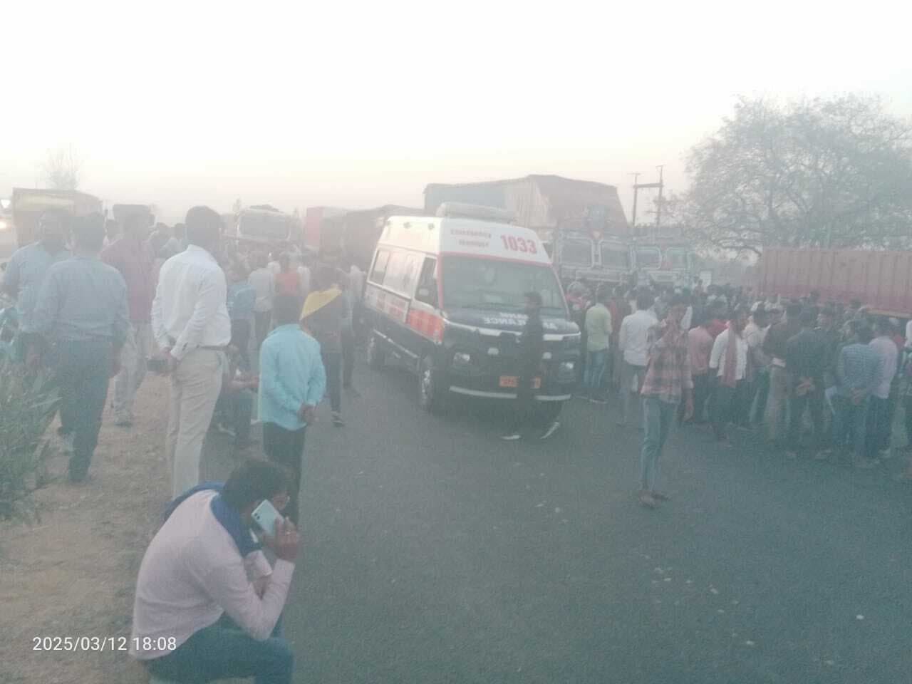 Kaimur News : अज्ञात वाहन की चपेट में आने से बाइक सवार युवक की मौत, दो घायल