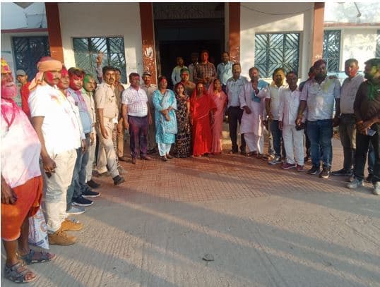 सारवां में प्रखंड कर्मियों ने मनाया होली मिलन, उड़े गुलाल